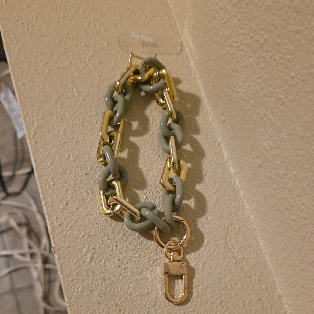 Stylish Gold and Green Chain Bracelet For Your Phone